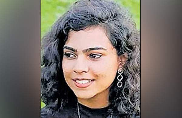 സ്ഥലം മാറിയിറങ്ങി; സീബ്രാലൈനിലൂടെ റോഡ് മുറിച്ചു കടക്കുന്നതിനിടെ യുവതിയെ കാർ ഇടിച്ചു തെറിപ്പിച്ചു