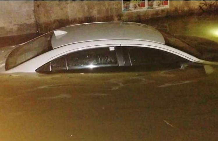 വെള്ളക്കെട്ടിന്റെ ആഴം അറിഞ്ഞില്ല; മുന്നോട്ടെടുത്ത കാര് മുങ്ങി, യാത്രക്കാര്ക്ക് അത്ഭുത രക്ഷ