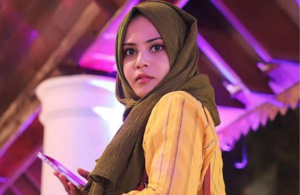 'തട്ടം കാണുമ്പോള്‍ അലര്‍ജി തോന്നുന്നത് സംഘികള്‍ക്ക് മാത്രമല്ല, കാവി കമ്മ്യൂണിസ്റ്റുകള്‍ക്ക് കൂടി'; ഫാത്തിമ തഹ്ലിയ