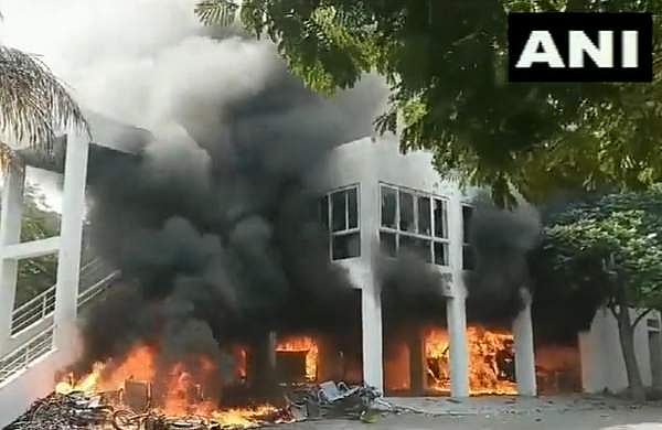 മഹാരാഷ്ട്രയില്‍ സംവരണ പ്രക്ഷോഭം അക്രമാസക്തം; എംഎല്‍എയുടെ വീട് കത്തിച്ചു- വീഡിയോ