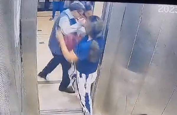 ലിഫ്റ്റില്‍ വളര്‍ത്തുനായ, ചോദ്യംചെയ്യല്‍ കയ്യാങ്കളിയായി; യുവതിയുടെ മുഖത്തടിച്ച് മുന്‍ ഐഎഎസ് ഉദ്യോഗസ്ഥന്‍- വീഡിയോ 