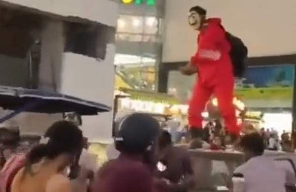 വെബ് സീരിസ് പ്രചോദനം, കാറിന്റെ മുകളില്‍ കയറി നോട്ടുകള്‍ വിതറി 'മാസ്‌ക് മാന്‍'; അറസ്റ്റ്- വീഡിയോ