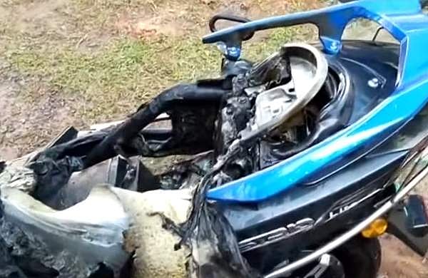 തൃശൂരില്‍ വീട്ടില്‍ നിര്‍ത്തിയിട്ട ഇലക്ട്രിക് സ്‌കൂട്ടര്‍ കത്തിനശിച്ചു