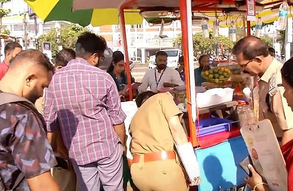 കോഴിക്കോട് ബീച്ചിലെ ഉന്തുവണ്ടി കടകളില്‍ പരിശോധന: പഴകിയ എണ്ണ പിടികൂടി, മൂന്നു കടകള്‍ പൂട്ടി