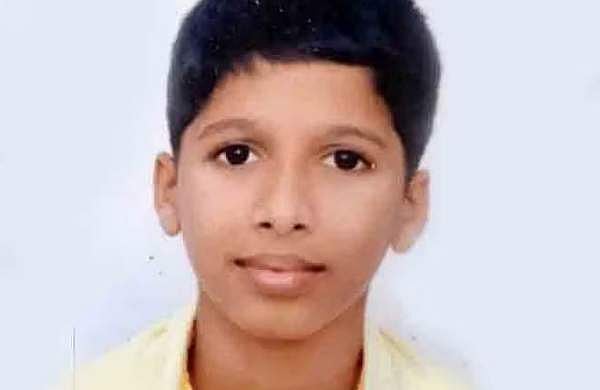 മരം മുറിക്കുന്നതിനിടയില് തടി തലയില് വീണ് വിദ്യാര്ഥി മരിച്ചു