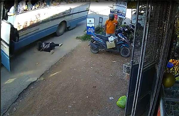 കെഎസ്ആർടിസി ബസ്സിൽ നിന്നും ഡോർ തുറന്ന് തെറിച്ചു വീണ് പെൺകുട്ടി, രക്ഷപ്പെട്ടത് തലനാരിഴക്ക്