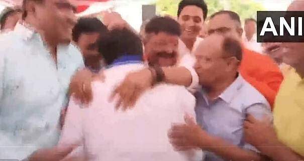 ബിജെപി എംപിയുടെ കാല്‍ തൊട്ട് വണങ്ങി കോണ്‍ഗ്രസ് എംഎല്‍എ; വീഡിയോ വൈറല്‍