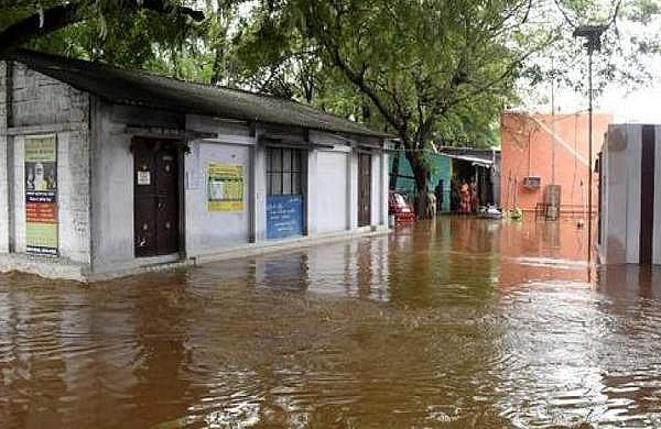 തമിഴ്നാട്ടില്‍ ശക്തമായ മഴ; സ്‌കൂളുകള്‍ക്ക് അവധി, ട്രെയിനുകള്‍ റദ്ദാക്കി