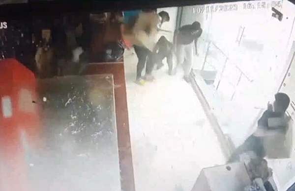 കാക്കനാട് ശക്തമായ കാറ്റ്; ബെവ്കോ ഔട്ട്‌ലെറ്റിൽ 3000 മദ്യക്കുപ്പികൾ താഴെ വീണു പൊട്ടിച്ചിതറി, ജീവനക്കാർ രക്ഷപ്പെട്ടത് തലനാരിഴയ്‌ക്ക്