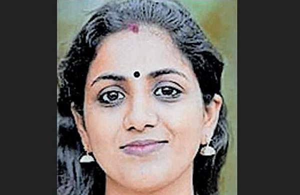 കാറും ലോറിയും കൂട്ടിയിടിച്ച് യുവതി മരിച്ചു