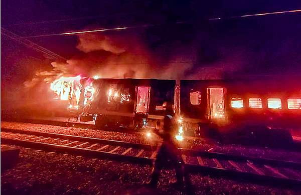 'ചാർജർ കുത്തിയപ്പോൾ ഷോർട്ട് സർക്യൂട്ട്': ഡൽഹി–ദർഭംഗ എക്സ്‌പ്രസിന് തീ പിടിച്ചു, എട്ട് പേർക്ക് പരിക്ക്