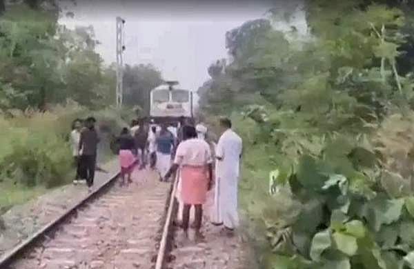 വല്ലപ്പുഴയില്‍ ട്രെയിന്‍ പാളം തെറ്റി; ഗതാഗതം തടസപ്പെട്ടു