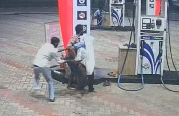 പെട്രോള്‍ പമ്പ് ജീവനക്കാരന്റെ കണ്ണില്‍ മുളകുപൊടി എറിഞ്ഞു; തലയില്‍ മുണ്ടിട്ട് മൂടി കവര്‍ച്ച