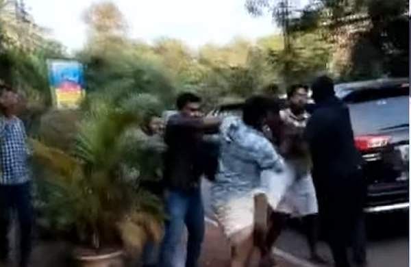 നവകേരള ബസിന് നേരെ കരിങ്കൊടി; യൂത്ത് കോണ്‍ഗ്രസുകാരെ മര്‍ദ്ദിച്ച് സിപിഎം പ്രവര്‍ത്തകര്‍