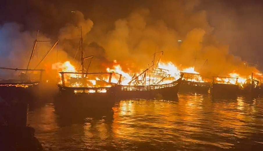 വിശാഖപട്ടണം തുറമുഖത്ത് വന്‍ തീപിടിത്തം; 35 ബോട്ടുകള്‍ കത്തിനശിച്ചു; വീഡിയോ