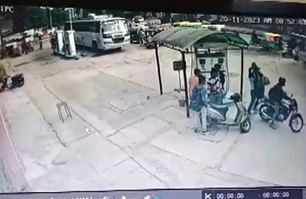 പട്ടാപ്പകല്‍ പെട്രോള്‍ പമ്പില്‍ നിന്ന് വിദ്യാര്‍ഥിനിയെ ബൈക്കില്‍ തട്ടിക്കൊണ്ടുപോയി, അക്രമികള്‍ക്കായി തെരച്ചില്‍- വീഡിയോ 