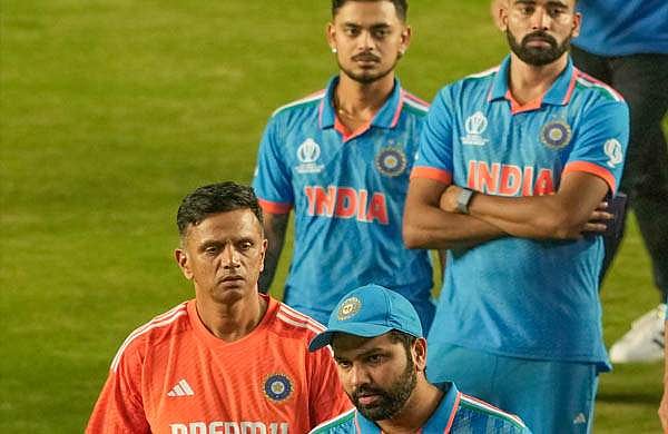 'സിറാജ് പൊട്ടിക്കരഞ്ഞു, രോഹിത്തും വിരാടും സങ്കടം നിയന്ത്രിക്കാന്‍ പാടുപെട്ടു, അവരെ ഇങ്ങനെ കാണുന്നതു സഹിക്കാനാവുന്നില്ല'