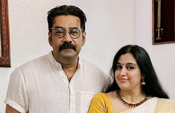 'മീശയില്ലാത്ത മിനുമിനാ മുഖമുള്ള ഒരാളെ കണ്ടുപിടിച്ചു തരണം, പ്രേമിക്കാനാ.. '; സംയുക്തയ്‌ക്കും ബിജു മേനോനും ഇന്ന് വിവാഹ വാർഷികം, ആശംസകൾ നേർന്ന് ഊർമിള ഉണ്ണി 