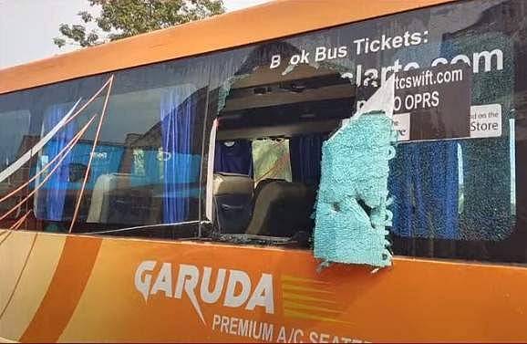 ഓടുന്ന ഗരുഡ ബസിന്റെ ഗ്ലാസ് ഇടിച്ചു തകര്‍ത്തു; പുറത്തേക്ക് ചാടി യുവാവ്