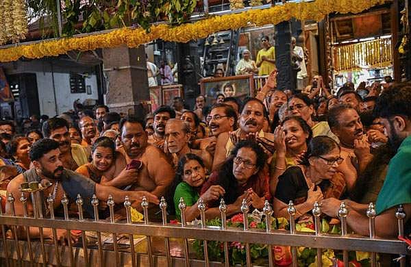 ഏകാദശി നിറവിൽ കണ്ണനെ തൊഴാൻ പതിനായിരങ്ങൾ: നാളെ നട അടയ്‌ക്കും