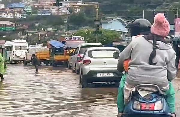 തമിഴ്‌നാട്ടില്‍ കനത്ത മഴ; 35 ജില്ലകളില്‍ മുന്നറിയിപ്പ്;  മേട്ടുപ്പാളയത്ത് ഉരുള്‍പൊട്ടല്‍; സ്‌കൂളുകള്‍ക്ക് അവധി 