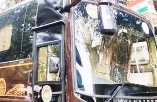 നവകേരള ബസ്സിനുനേരെ ചീമുട്ടയെറിയാന്‍ ശ്രമം; യൂത്ത് കോണ്‍ഗ്രസ് പ്രവര്‍ത്തകന്‍ പിടിയില്‍