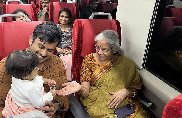 വന്ദേഭാരതില് യാത്ര, യാത്രക്കാരോടു കുശലം; സുഖകരമായ അനുഭവമെന്ന് നിര്മലാ സീതാരാമന്