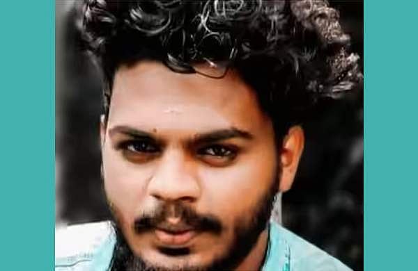 നിയന്ത്രണം വിട്ട ബൈക്ക് കാറിലിടിച്ചു; 24കാരന് ദാരുണാന്ത്യം 