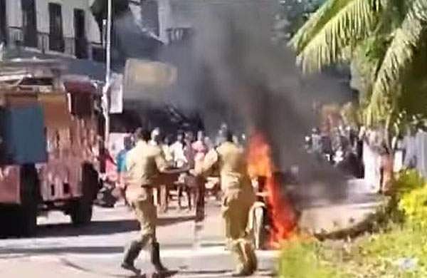 ഓടിക്കൊണ്ടിരുന്ന ബൈക്കില്‍ തീ ആളിപ്പടര്‍ന്നു; ഇറങ്ങിയോടി യാത്രക്കാരന്‍