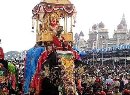 ആന എഴുന്നള്ളിപ്പിനടുത്ത് വെടിക്കെട്ട്  പാടില്ല; തലപ്പൊക്ക മത്സരത്തിന് വിലക്ക്