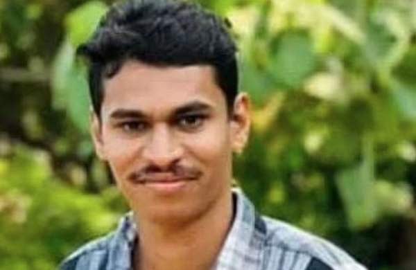 ഹെൽമറ്റും ചെരിപ്പും വെള്ളത്തിൽ പൊങ്ങിക്കിടക്കുന്നു: സ്‌കൂട്ടര്‍ യാത്രക്കാരന്‍ കുളത്തിൽ മരിച്ച നിലയിൽ