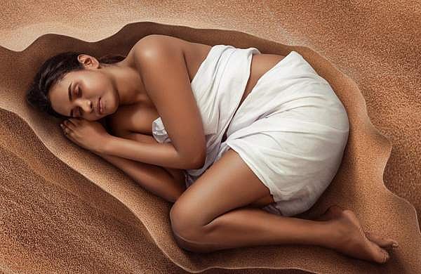 ഗര്‍ഭപാത്രത്തില്‍ കുഞ്ഞ് കിടക്കുന്നതുപോലെ; വ്യത്യസ്തമായി ശ്രുതി സിതാരയുടെ ഫോട്ടോ ഷൂട്ട് 