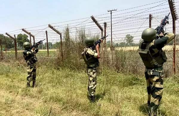 മുന്നറിയിപ്പ് നല്‍കിയിട്ടും
അതിര്‍ത്തി കടക്കാന്‍ ശ്രമം; പാക് നുഴഞ്ഞുയറ്റക്കാരനെ വധിച്ച് ബിഎസ്എഫ് 