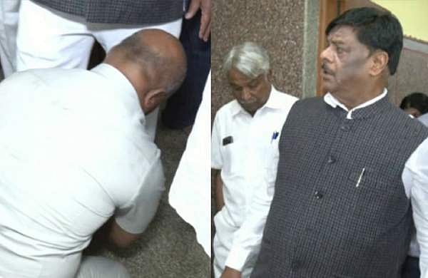 മന്ത്രിയുടെ ഷൂ ലെയ്‌സ് കെട്ടി ഗണ്‍മാന്‍; വീഡിയോ വൈറല്‍; പരിഹസിച്ച് ബിജെപി
