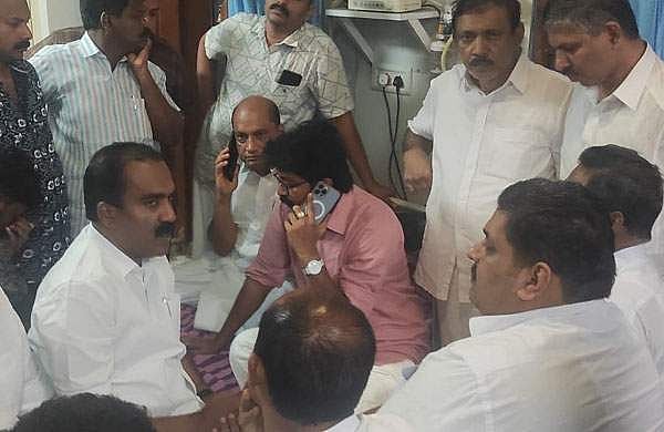 മുഖ്യമന്ത്രിക്ക് നേരെ കരിങ്കൊടി; യൂത്ത് കോണ്‍ഗ്രസ് പ്രവര്‍ത്തകര്‍ക്ക് മര്‍ദനം, എംഎല്‍എയ്ക്ക് നേരെ കയ്യേറ്റം, വീഡിയോ