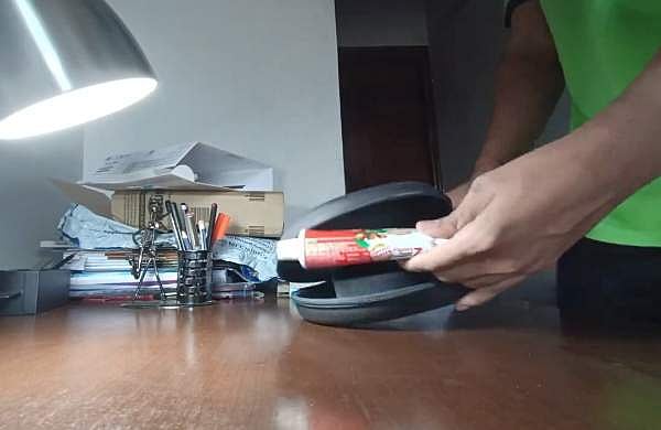ആമസോണില്‍ 19,900 രൂപയുടെ ഹെഡ്‌ഫോണ്‍ ഓര്‍ഡര്‍ ചെയ്തു, കിട്ടിയത് ടൂത്ത് പേസ്റ്റ്; വീഡിയോ പങ്കുവെച്ച് ഉപയോക്താവ്, വിശദീകരണവുമായി കമ്പനി 