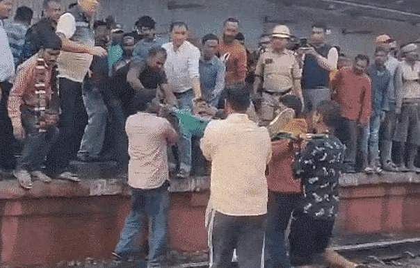 റെയില്‍വേ പ്ലാറ്റ്‌ഫോമിലേക്ക് വാട്ടര്‍ ടാങ്ക് മറിഞ്ഞുവീണു;  ബംഗാളില്‍ രണ്ട് യാത്രക്കാര്‍ മരിച്ചു; വീഡിയോ