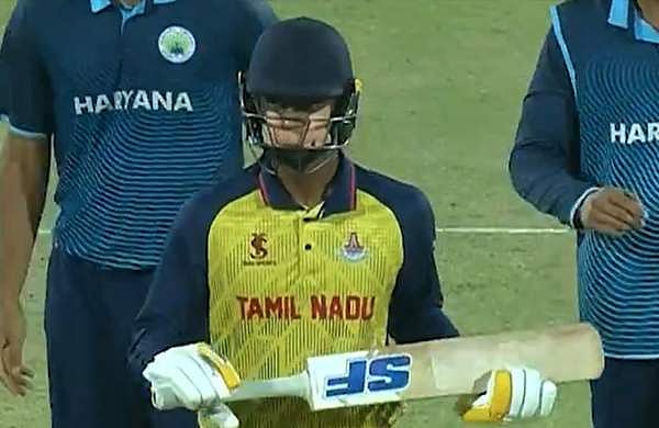 തെന്നിവീണ് പരിക്കേറ്റു; മുഖത്ത് ടേപ്പ് ചുറ്റി മൈതാനത്തിറങ്ങി ബാബ ഇന്ദ്രജിത്ത്, വീഡിയോ