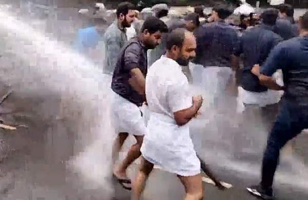 മുഖ്യമന്ത്രിയുടെ എസ്കോർട്ട് ഉദ്യോ​ഗസ്ഥന്റെ വീട്ടിലേക്കുള്ള യൂത്ത് കോൺ​ഗ്രസ് മാർച്ചിൽ സംഘർഷം: പൊലീസിന് നേരെ കല്ലേറ്;  ജലപീരങ്കി ഉപയോ​ഗിച്ചു‌