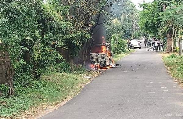 തൃശൂരില്‍ നിര്‍ത്തിയിട്ട ഓട്ടോയ്ക്കു തീപിടിച്ച് ഡ്രൈവര്‍ മരിച്ചു - വിഡിയോ