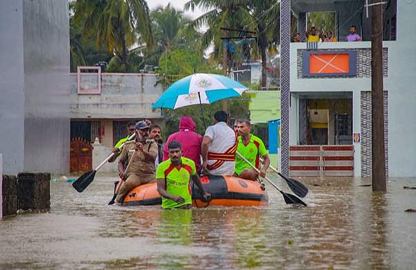 തെക്കന്‍ തമിഴ്‌നാട്ടില്‍ പെരുമഴ; നാലു ജില്ലകള്‍ക്ക് പൊതു അവധി;  വന്ദേഭാരത് അടക്കം നിരവധി ട്രെയിനുകള്‍ റദ്ദാക്കി