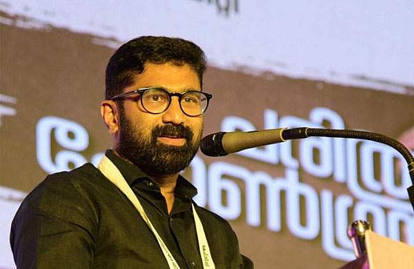 നിന്നെക്കൊണ്ട് കൂട്ടിയാക്കൂടൂല്ല, എസ്എഫ്‌ഐ ബാനറിലെ ഇംഗ്ലീഷിനെ പരിഹസിച്ച് വി ടി ബല്‍റാം