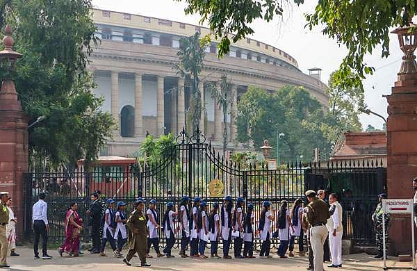 പാര്‍ലമെന്റിന്റെ സുരക്ഷാ ചുമതല സിഐഎസ്എഫിനെ ഏല്‍പ്പിക്കുന്നു