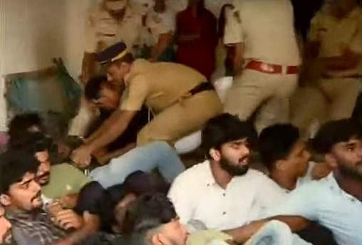 ഗവര്‍ണര്‍ നോമിനേറ്റ് ചെയ്ത അംഗങ്ങളെ പ്രവേശിപ്പിച്ചില്ല;  തടഞ്ഞ് എസ്എഫ്‌ഐ പ്രവര്‍ത്തകര്‍; കാലിക്കറ്റ് സെനറ്റ് ഹാളിന് മുന്നില്‍ സംഘര്‍ഷം