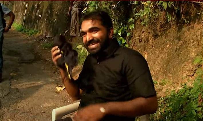 അടിമുടി കറുപ്പില്‍ ചാണ്ടി ഉമ്മന്‍ വഴിയരികില്‍; നവകേരള സദസിനെതിരെ 'ഏകാംഗ പ്രതിഷേധം'