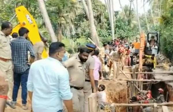 ശ്രീകാര്യത്ത് മണ്ണിടിഞ്ഞ് അപകടം; കുടുങ്ങിപ്പോയ രണ്ടാമത്തെ ആളെയും രക്ഷപ്പെടുത്തി 