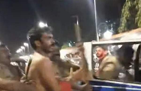 മാനവീയം വീഥിയിൽ സംഘർഷം; ക്രിസ്മസ് ആഘോഷിക്കാനെത്തിയ യുവാക്കളും പൊലീസും ഏറ്റുമുട്ടി; നാല് പേർ കസ്റ്റഡിയിൽ