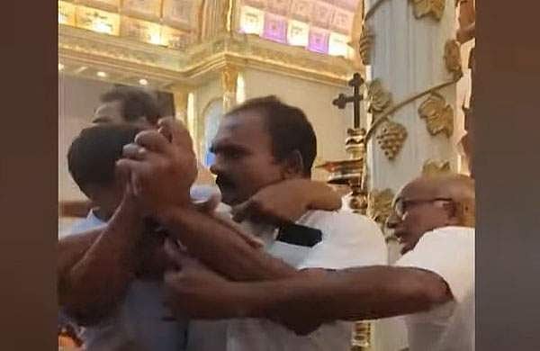 കുര്‍ബാനയെച്ചൊല്ലിയുള്ള തര്‍ക്കം, പള്ളിയില്‍ ചേരിതിരിഞ്ഞ് അടി;ഒടുവിൽ പൊലീസെത്തി ശാന്തമാക്കി