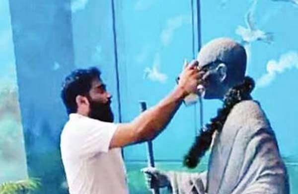 ഗാന്ധിജിയെ അപമാനിച്ച സംഭവം; എസ്എഫ്ഐ നേതാവിന് സസ്‌പെന്‍ഷന്‍