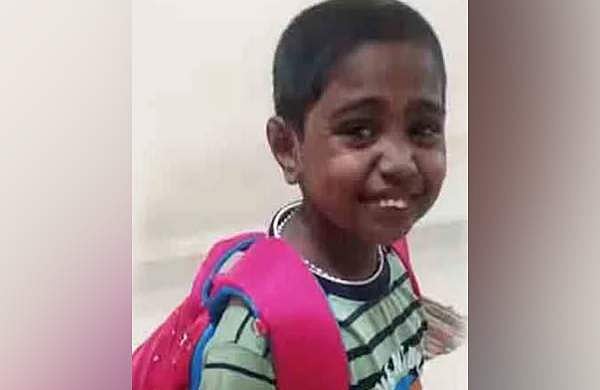 നിർത്തിയിട്ടിരുന്ന ലോറിക്ക് പിന്നിലിടിച്ചു: അച്ഛനും അമ്മയ്ക്കുമൊപ്പം സ്കൂട്ടറിൽപോയ ഏഴ് വയസ്സുകാരൻ മരിച്ചു